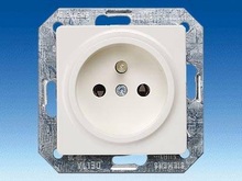 Розетка с заземляющим штырем - Международные розетки