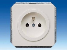 Розетка с заземляющим штырем - Устройства для подключения нагрузки