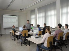 Идентичная системе управления оболочка управления и программирования SinuTrain - Компоненты для обучения по ЧПУ